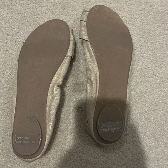 Adorable New York and Co. slip on flat - Picture 2 of 3